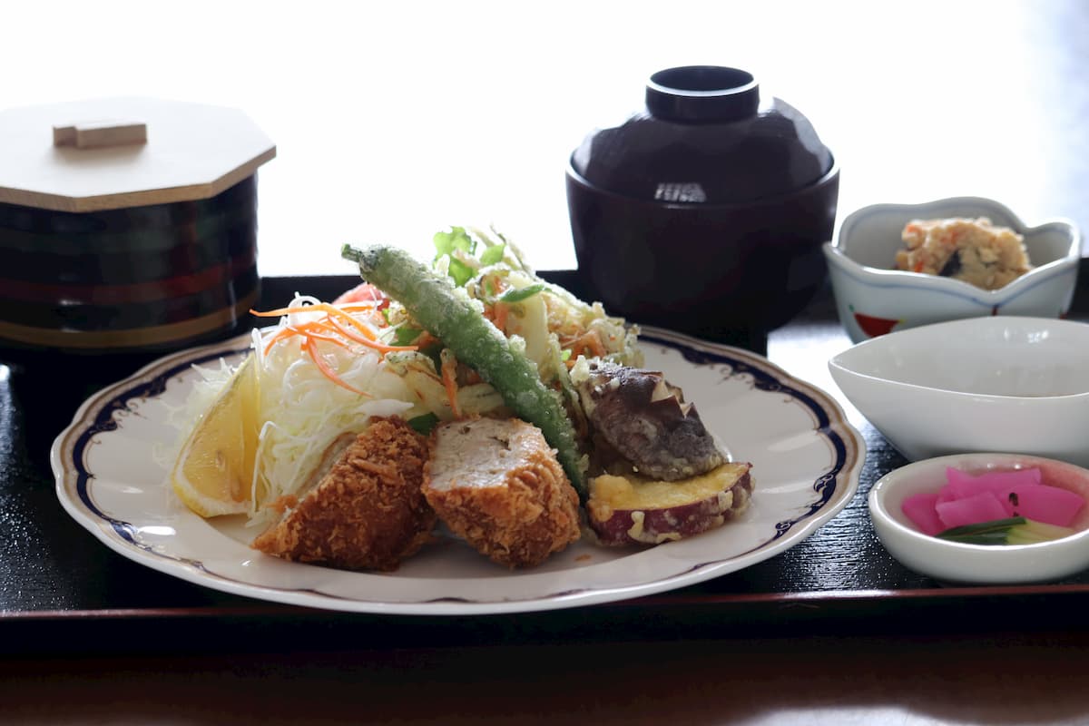 お食事処のイメージ画像。新メニューのご当地グルメ「守谷産野菜天ぷらとがぶりメンチカツセット」